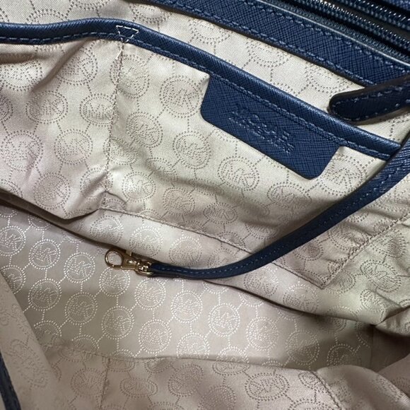 Michael Kors Sutton Saffiano Medium Bag in Navy Leather with Matching Wallet - Picture 7 of 14